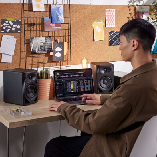 Pioneer DJ DJ-monitorkõlarid DM-40D-BT elustiil rekordbox