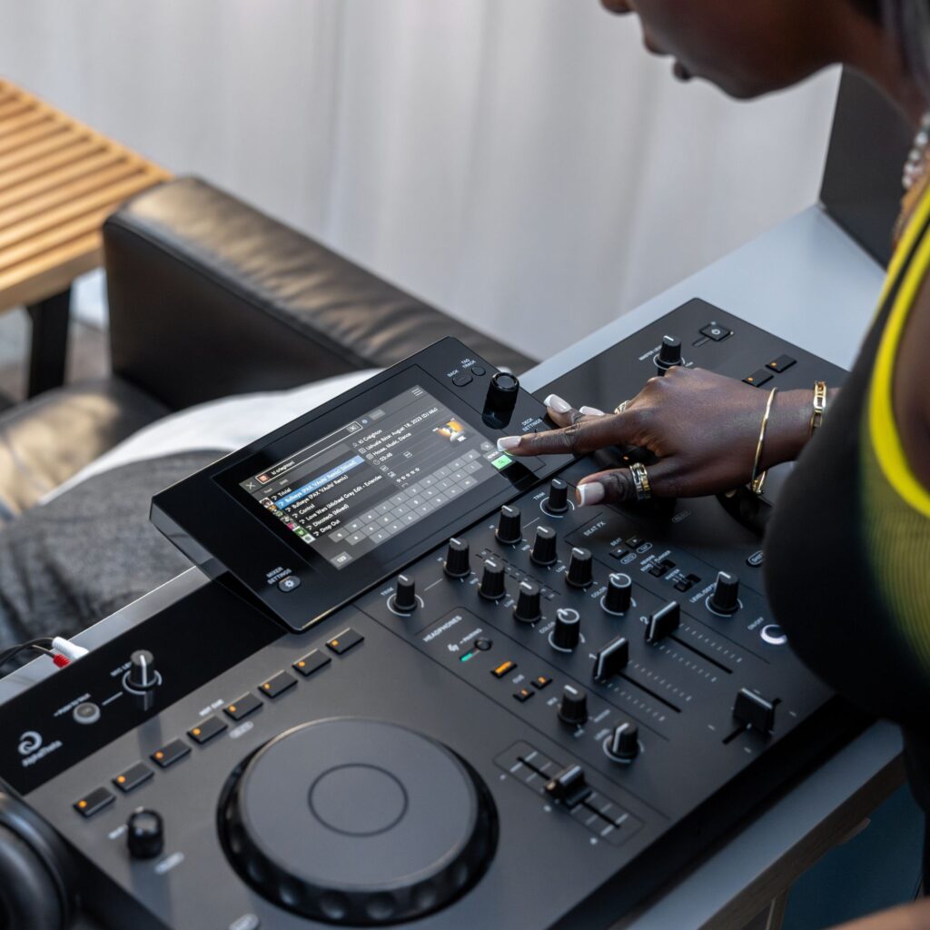 AlphaTheta XDJ-AN Standalone DJ Controller Lifestyle Screen